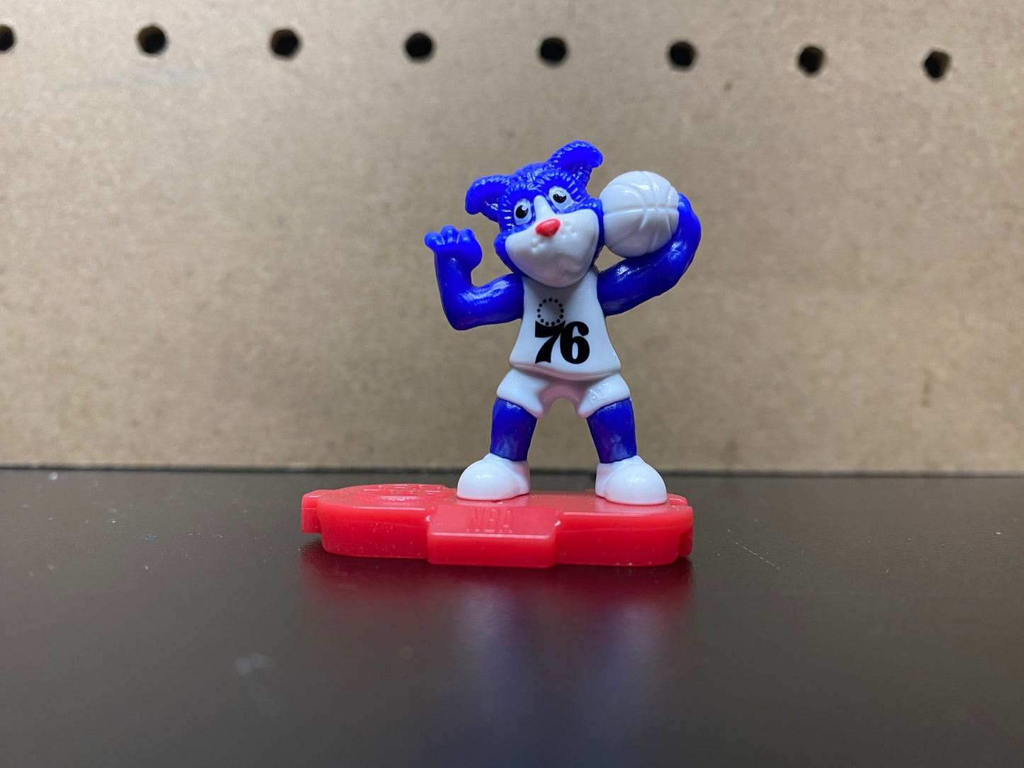 Franklin The Dog - Philadelphia 76ers - Kinder Joy Egg NBA Mascot Toy Surprise